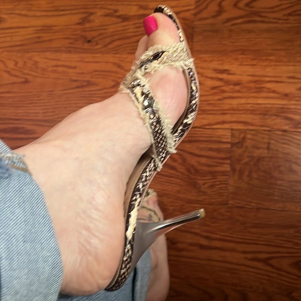 Richard Tyler Crisscross Fringe & Grey Stone Snakeskin Heeled Sandals Size 7 - Picture 5 of 16